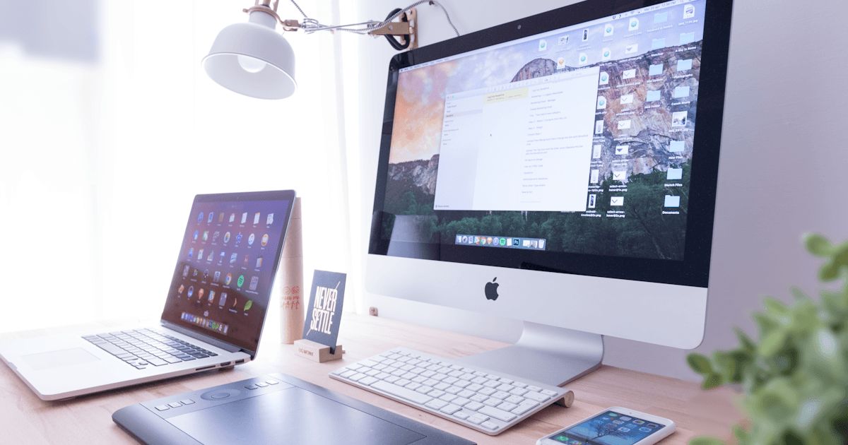Website laten maken waar op letten - persoon werkt aan website op laptop